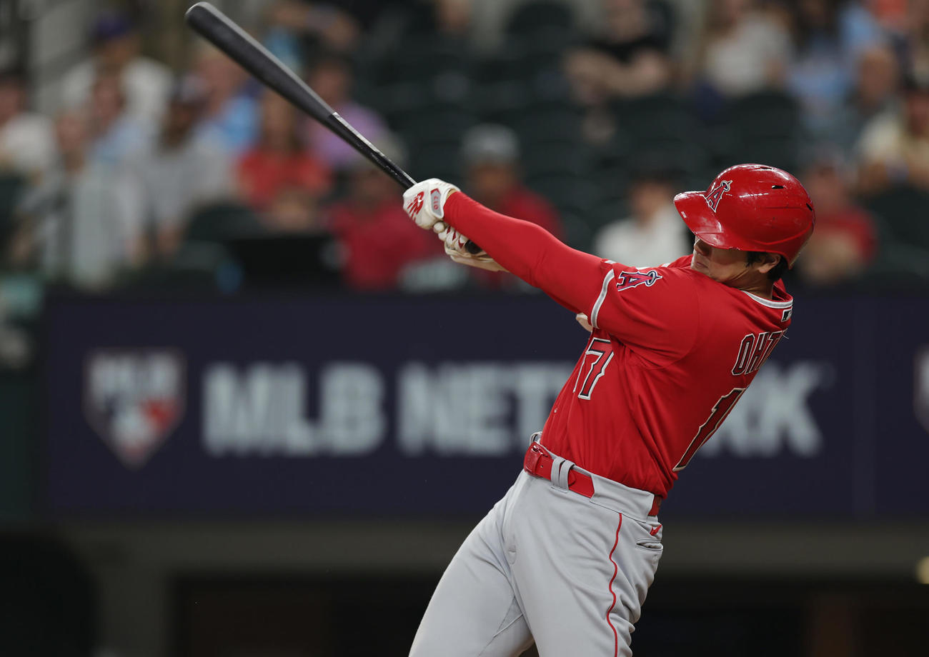 レンジャーズ対エンゼルス　9回表エンゼルス1死二塁、左中間へ2点本塁打を放つ大谷（撮影・前田充）