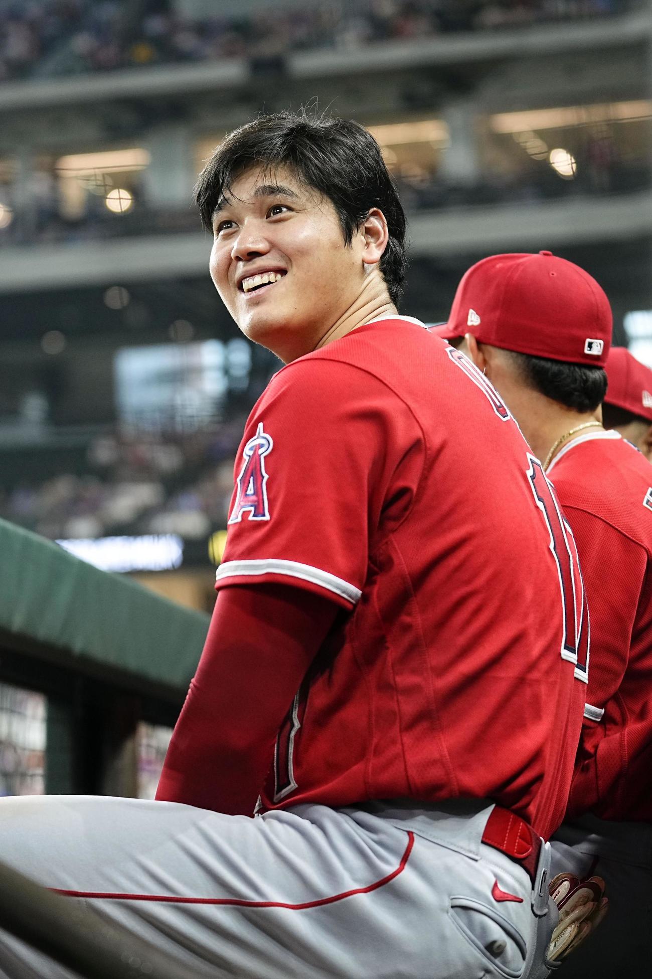 レンジャーズ戦の2回、ベンチで笑顔のエンゼルス・大谷翔平（共同）