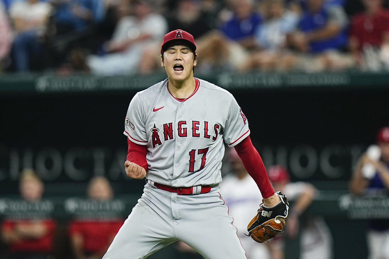 レンジャーズ戦で雄たけびを上げるエンゼルスの先発大谷。6回2失点で6勝目を挙げたアーリントン（共同）