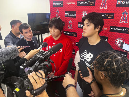 試合後、取材に応じるエンゼルス大谷＝アーリントン（共同）