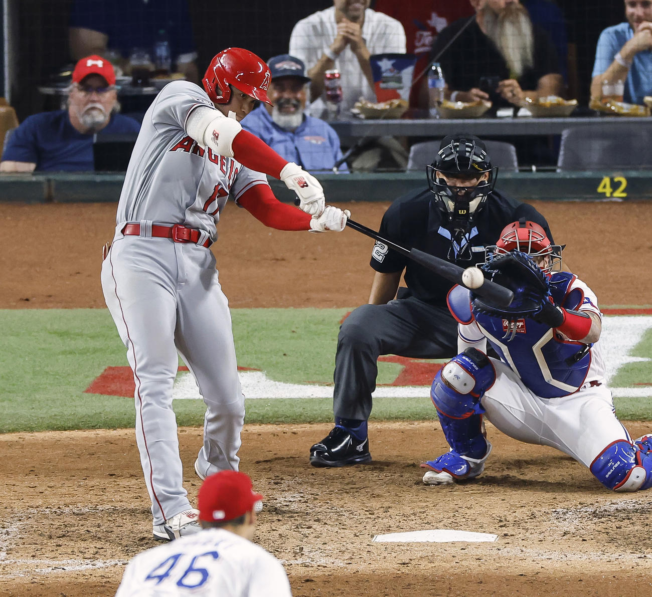 レンジャーズ戦の8回、2試合連続となる22号2ランを放つエンゼルス・大谷翔平（共同）
