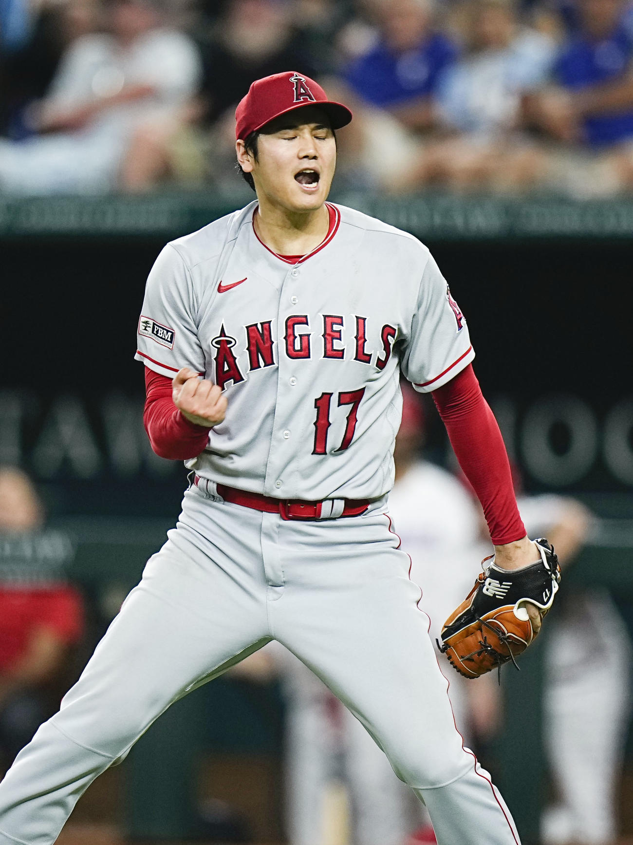 レンジャーズ戦で雄たけびを上げるエンゼルスの先発大谷翔平（共同）