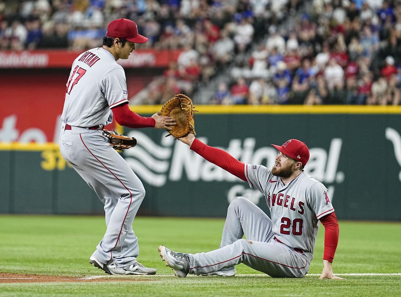 レンジャーズ戦の3回、シーガーを一ゴロに仕留め、好守を見せたウォルシュ（右）に手を差し出すエンゼルスの先発大谷翔平（共同）