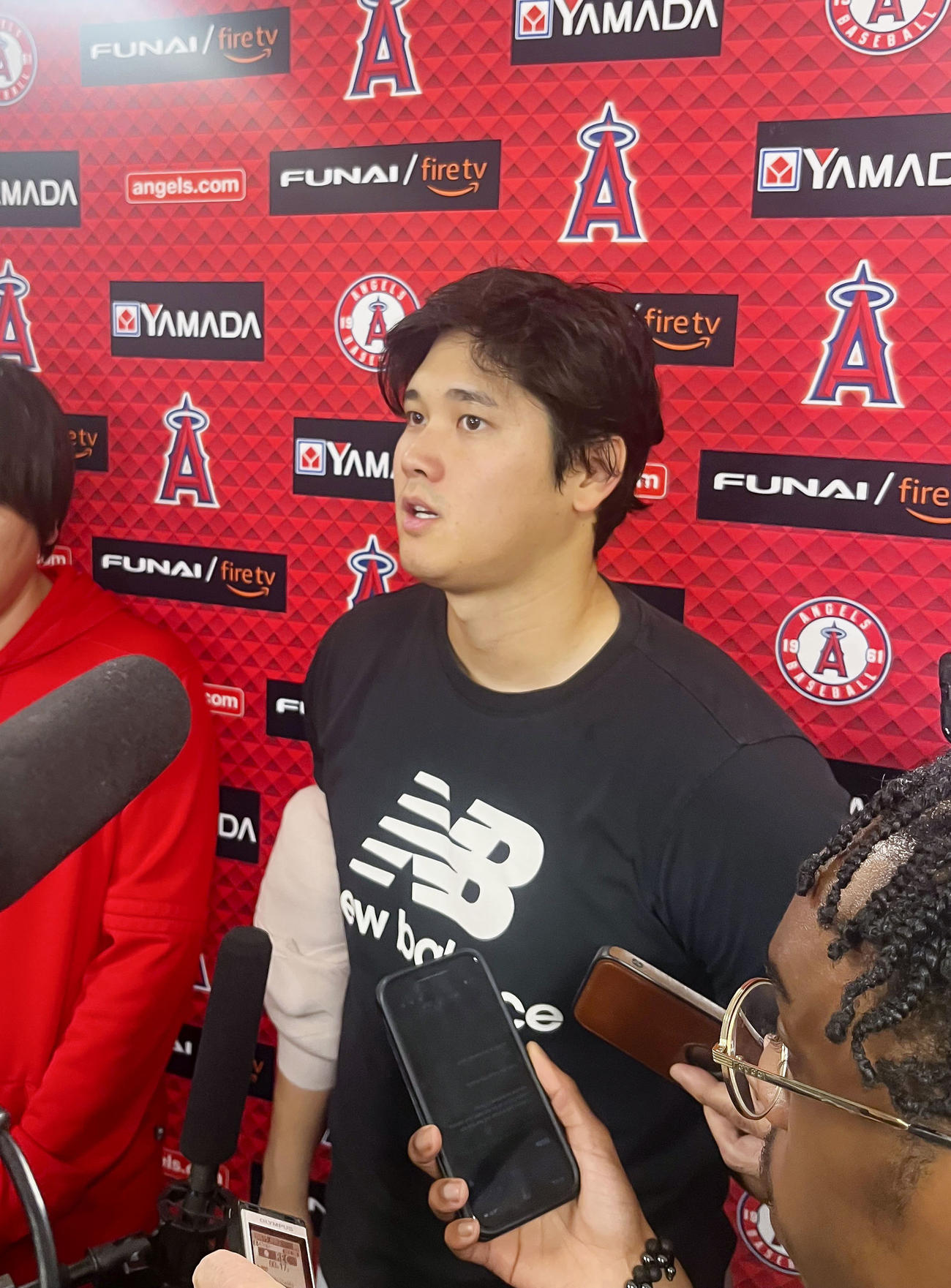 試合後、取材に応じるエンゼルス・大谷翔平（共同）