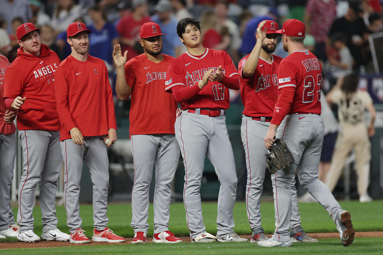 ロイヤルズ対エンゼルス　ロイヤルズに勝利し、ナインを出迎えるエンゼルス大谷（中央）ら（撮影・前田充）