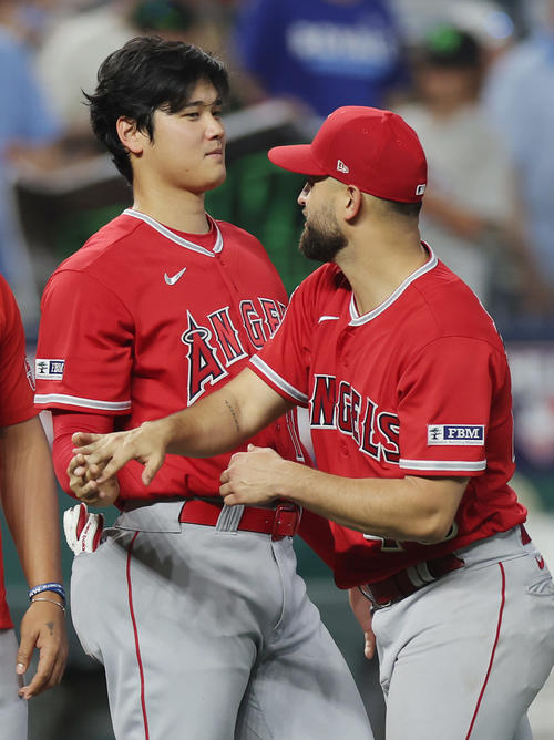 ロイヤルズ対エンゼルス　ロイヤルズに勝利し、勝利投手のサンドバル（右）とタッチを交わすエンゼルス大谷（撮影・前田充）