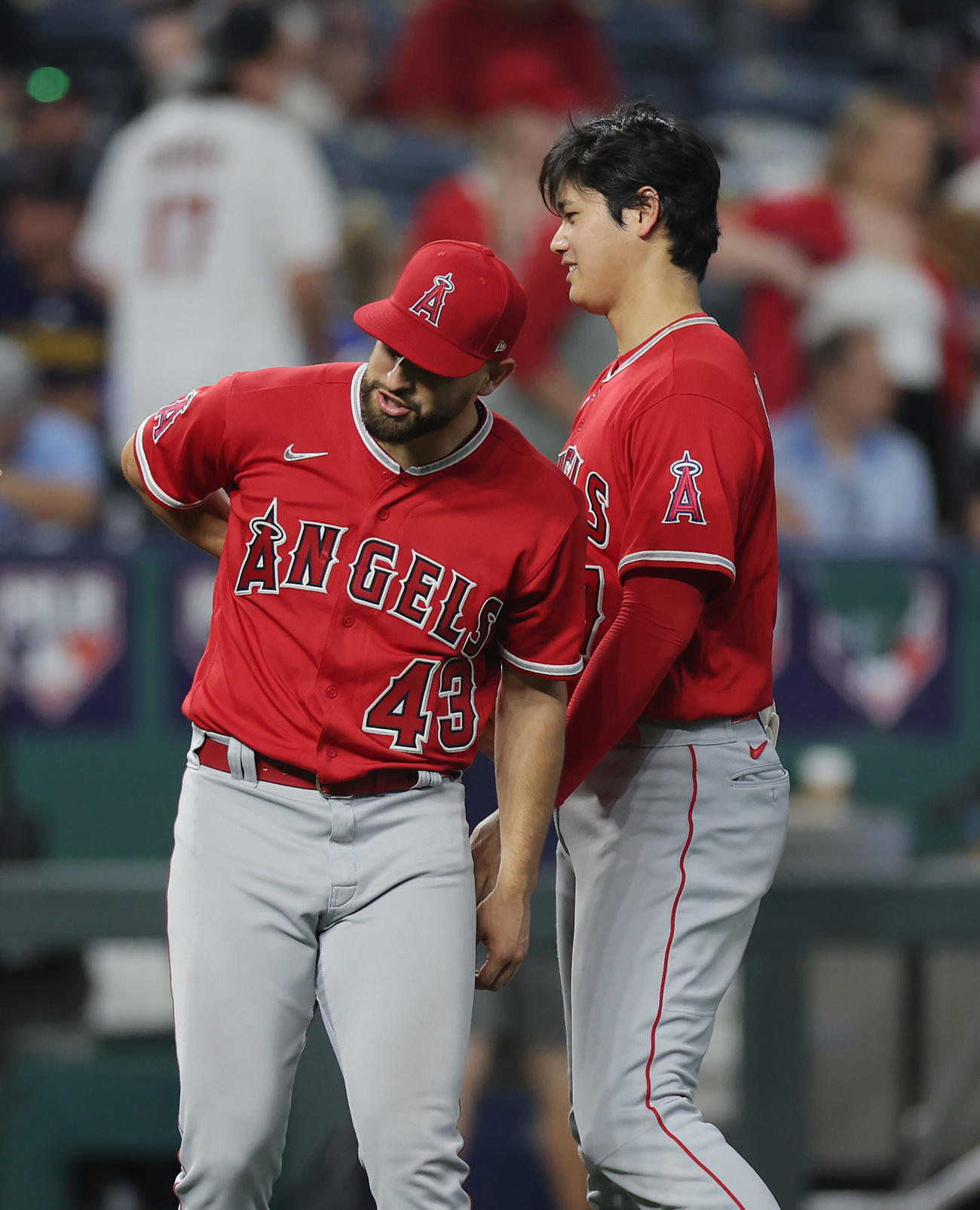 ロイヤルズ対エンゼルス　ロイヤルズに勝利し、勝利投手のサンドバル（左）とふざけ合うエンゼルス大谷（撮影・前田充）