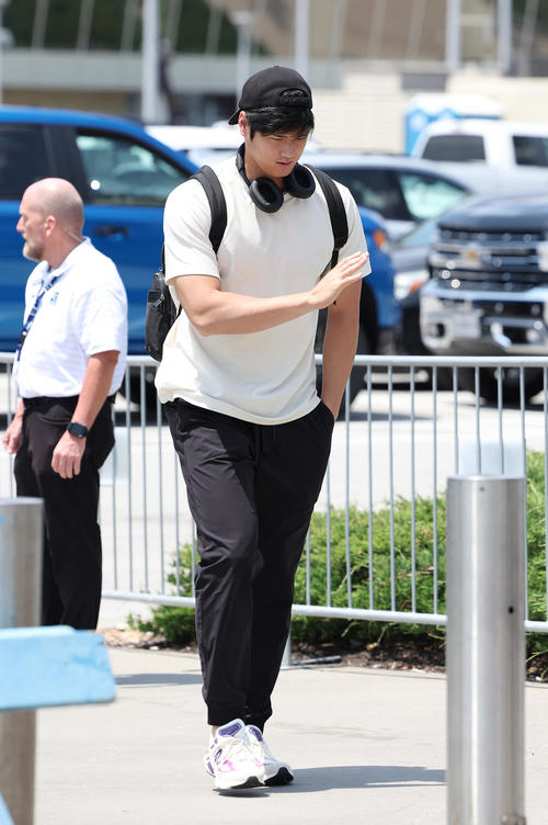 ロイヤルズ対エンゼルス スタジアムに入るエンゼルス大谷(撮影・前田充)