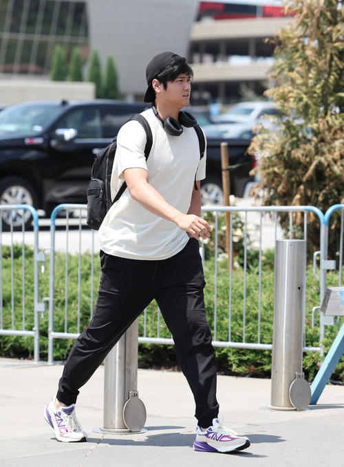 ロイヤルズ対エンゼルス スタジアムに入るエンゼルス大谷(撮影・前田充)