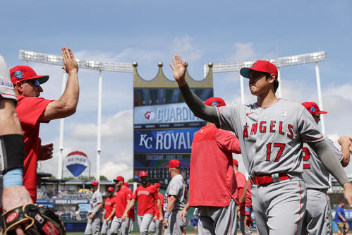 ロイヤルズ対エンゼルス ロイヤルズに勝利し、ナインらとタッチを交わして引き揚げる大谷(右)(撮影・前田充)