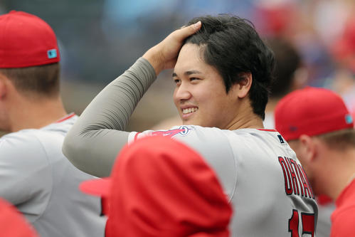ロイヤルズ対エンゼルス ベンチで笑顔を見せるエンゼルス大谷(撮影・前田充)
