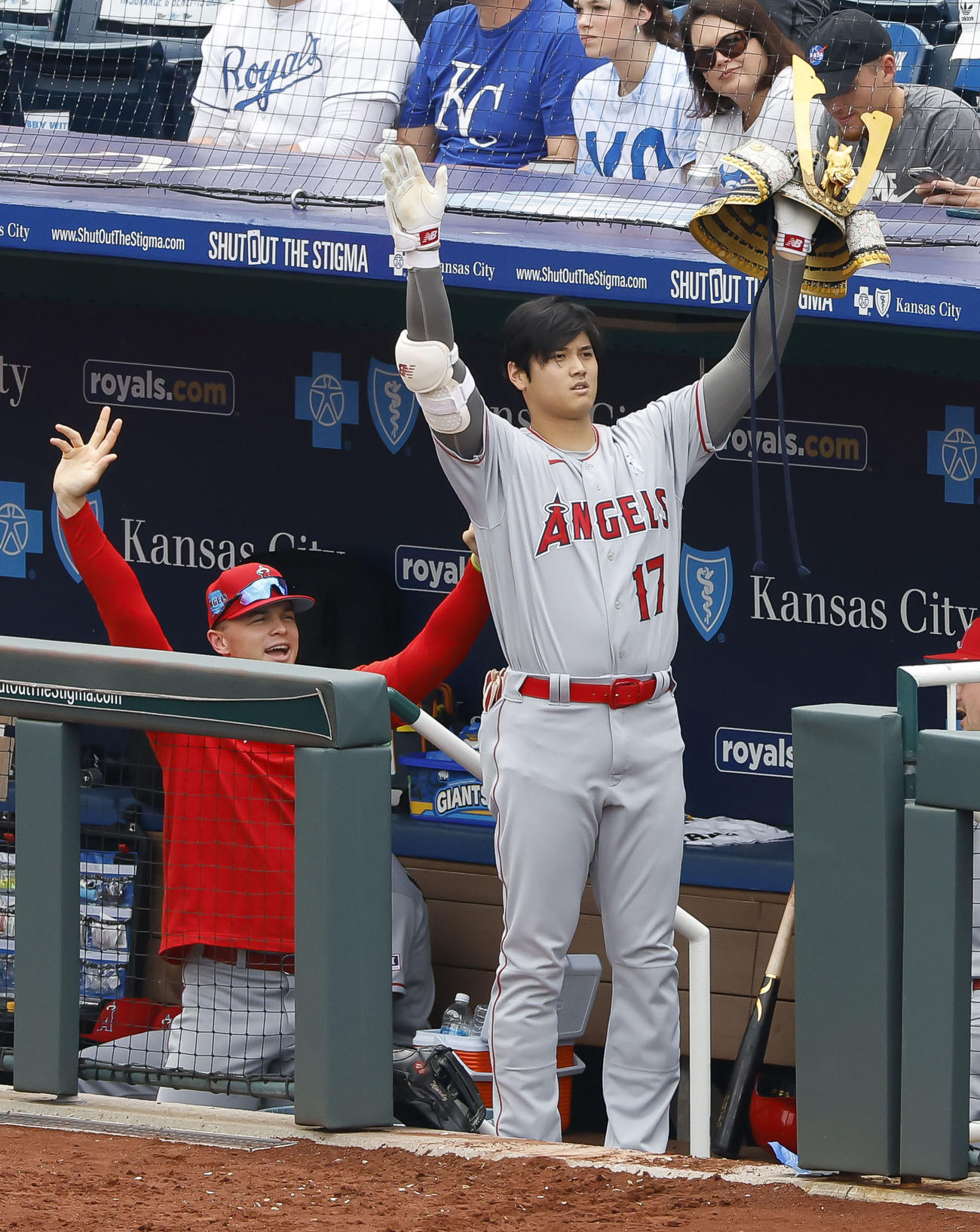 ロイヤルズ戦の5回に24号2ランを放ち、ブルペンに向かって両手を上げるエンゼルス・大谷（共同）