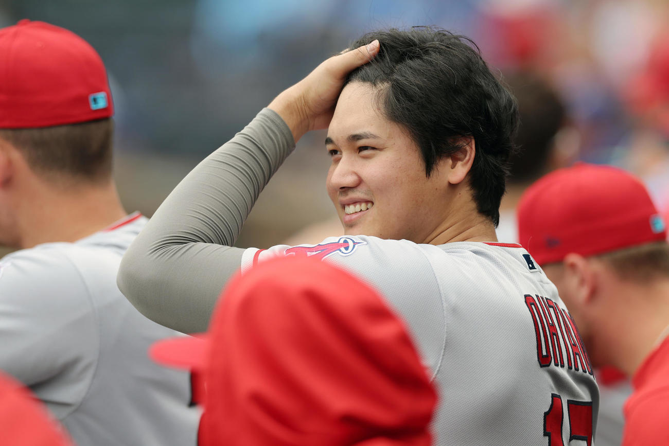 ロイヤルズ対エンゼルス　ベンチで笑顔を見せるエンゼルス大谷（撮影・前田充）