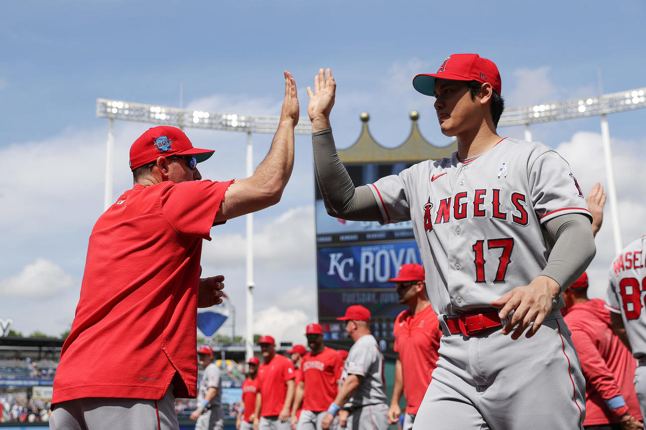 ロイヤルズ対エンゼルス　ロイヤルズに勝利し、ナインらとタッチを交わして引き揚げる大谷（右）（撮影・前田充）
