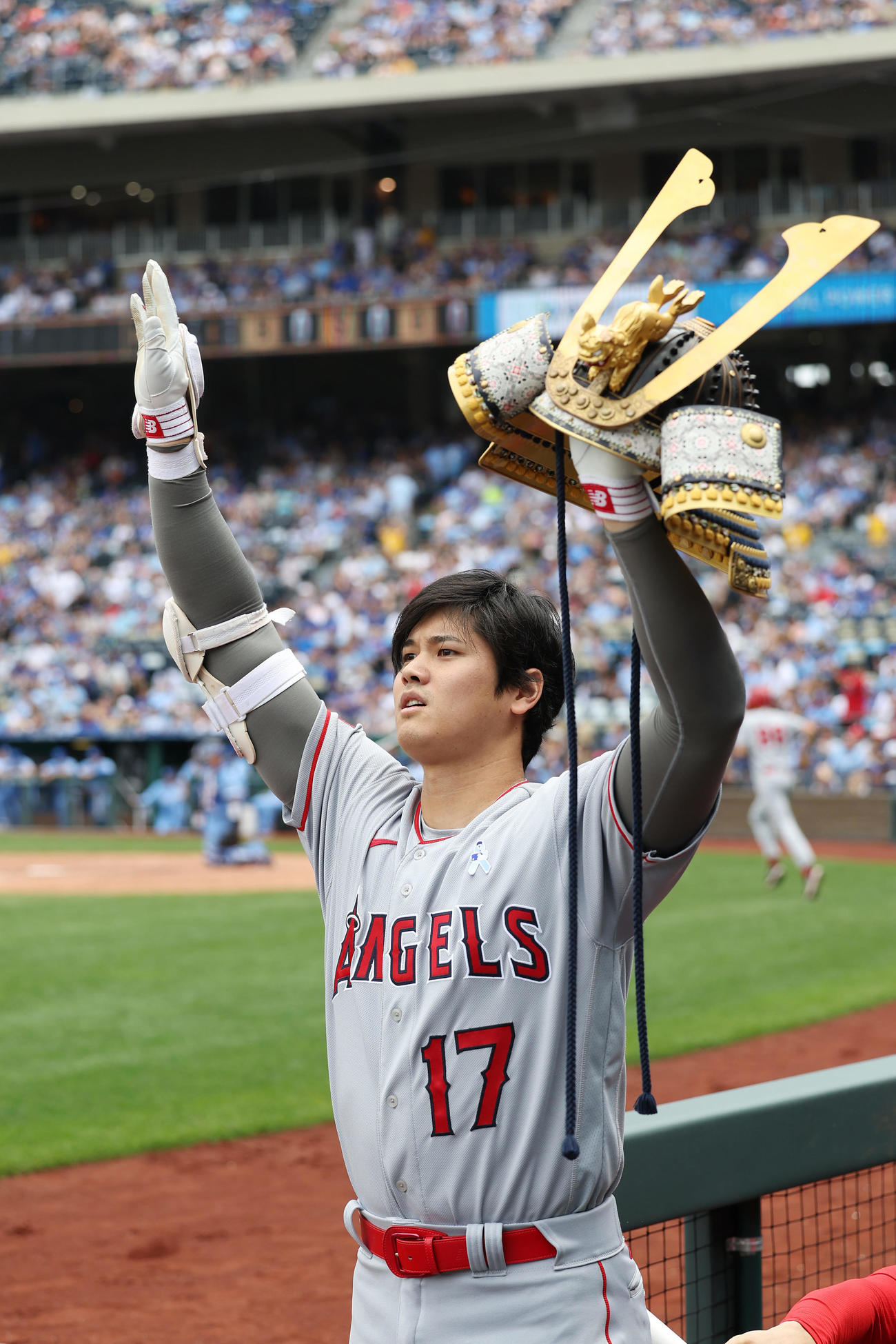 ロイヤルズ対エンゼルス　5回表エンゼルス無死二塁、右中間へ2点本塁打を放ち、ブルペンに向かって手を振る大谷（撮影・前田充）