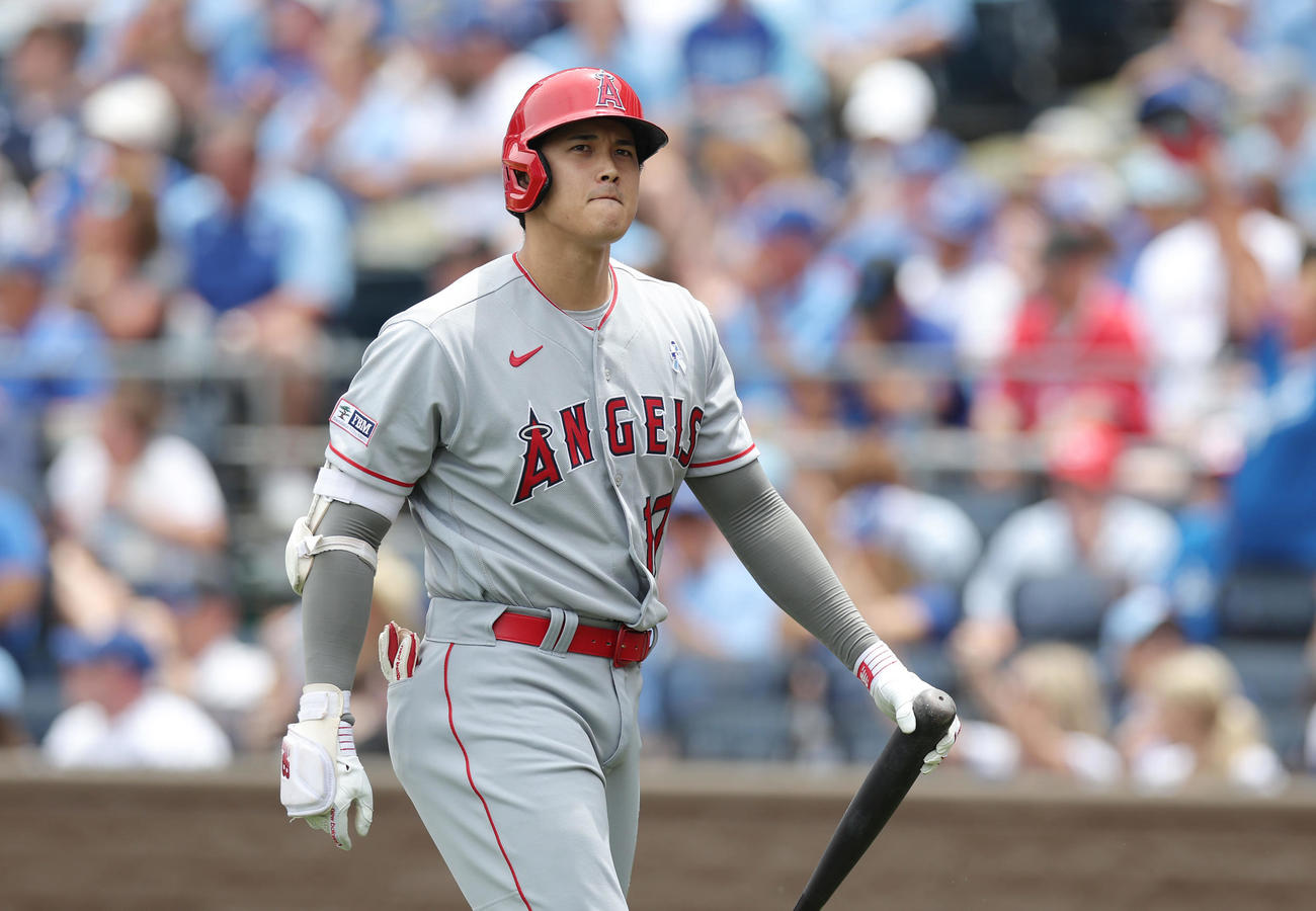 ロイヤルズ対エンゼルス　3回表エンゼルス2死、空振り三振に倒れベンチへ戻る大谷（撮影・前田充）