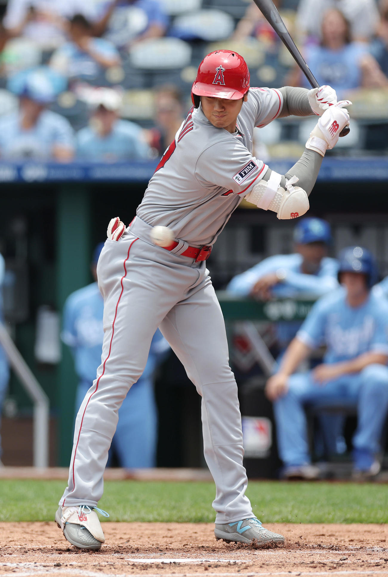 ロイヤルズ対エンゼルス　3回表エンゼルス2死、内角のボールをよける大谷（撮影・前田充）