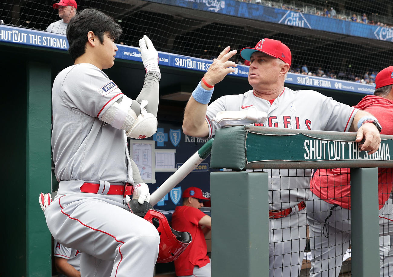 ロイヤルズ対エンゼルス　試合前、ネビン監督（右）と合図を交わすエンゼルス大谷（撮影・前田充）