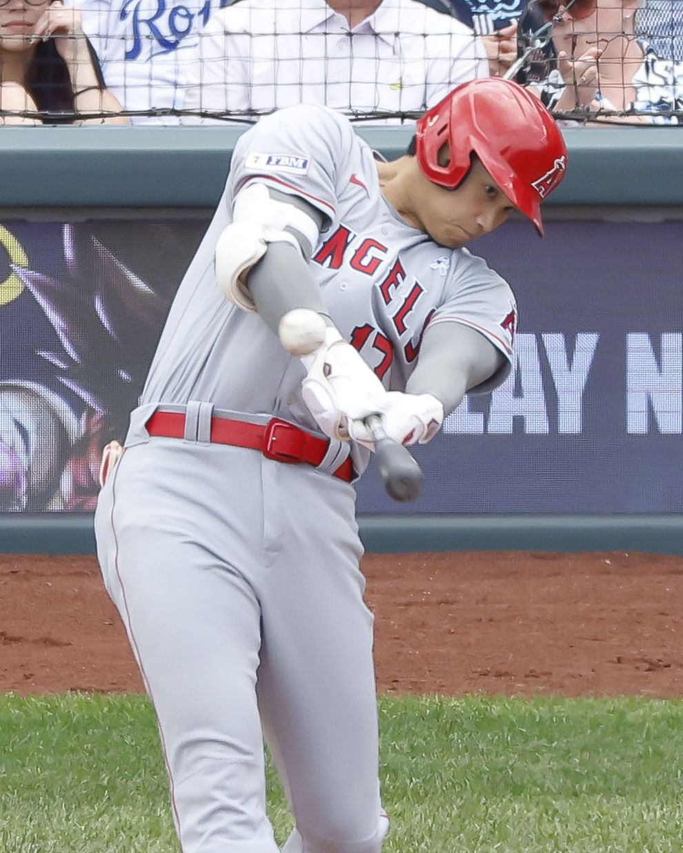 ロイヤルズ戦の5回、2試合連続本塁打となる24号2ランを放つエンゼルス・大谷（共同）