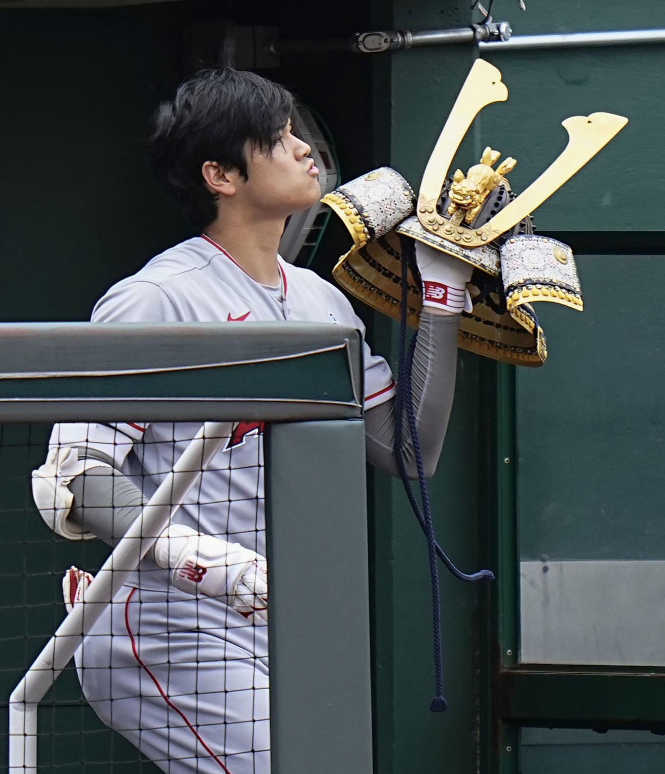 ロイヤルズ戦の5回に24号2ランを放ち、かぶとを手にするエンゼルス・大谷（共同）