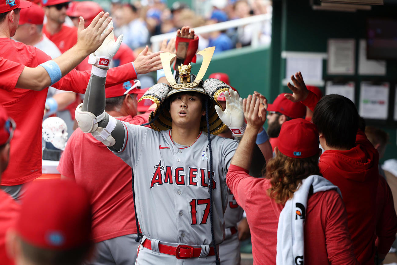 ロイヤルズ対エンゼルス　5回表エンゼルス無死二塁、右中間へ2点本塁打を放ち、ナインに迎えられる大谷（撮影・前田充）