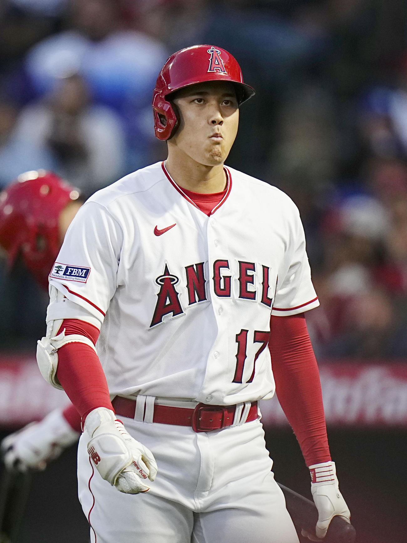 ドジャース戦の4回、空振り三振に倒れ、ベンチに戻るエンゼルス・大谷翔平（共同）