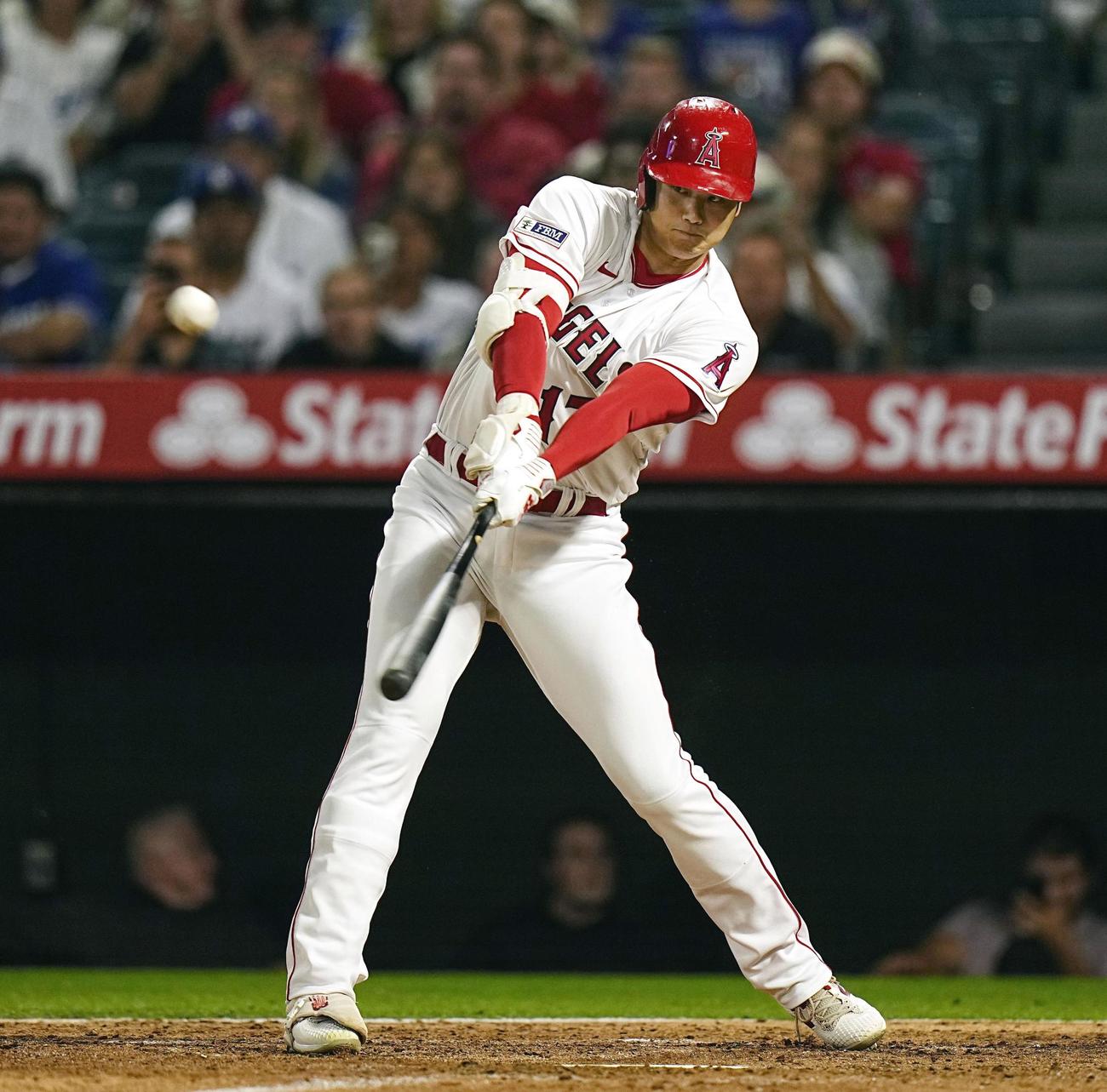 ドジャース戦の6回、左飛に倒れるエンゼルス・大谷翔平（共同）