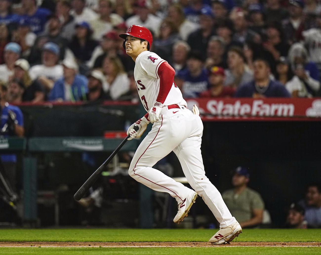 ドジャース戦の6回、左飛に倒れたエンゼルス・大谷翔平（共同）