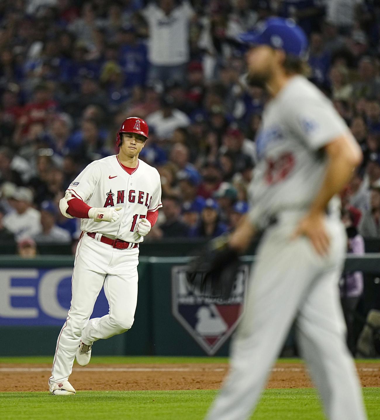 ドジャース戦の6回、左飛に倒れたエンゼルス・大谷。右は投手カーショー（共同）