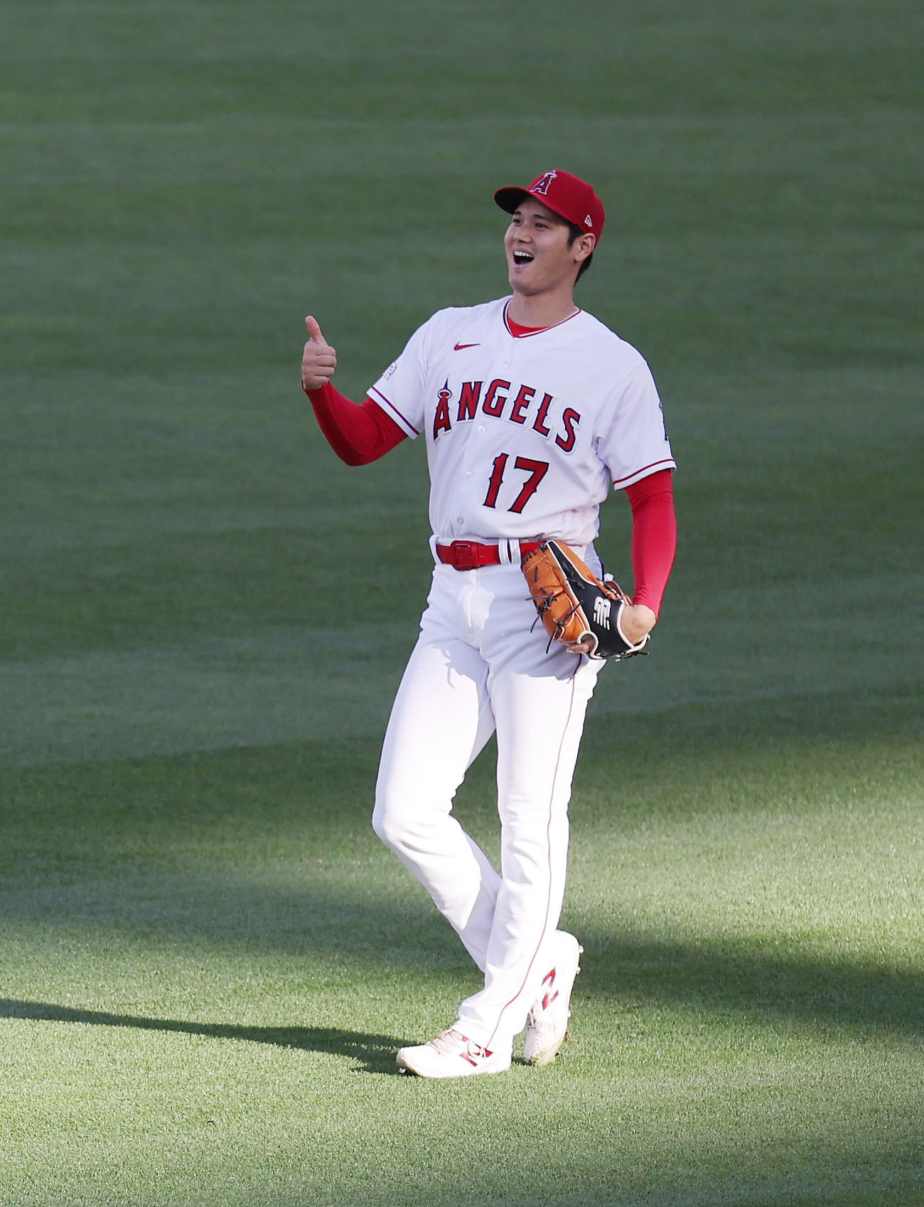 エンゼルス対ドジャース　試合前、笑顔でサムズアップポーズを見せるエンゼルス大谷（撮影・前田充）