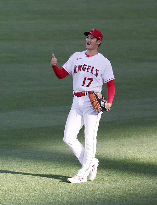 エンゼルス対ドジャース 試合前、笑顔でサムズアップポーズを見せるエンゼルス大谷(撮影・前田充)