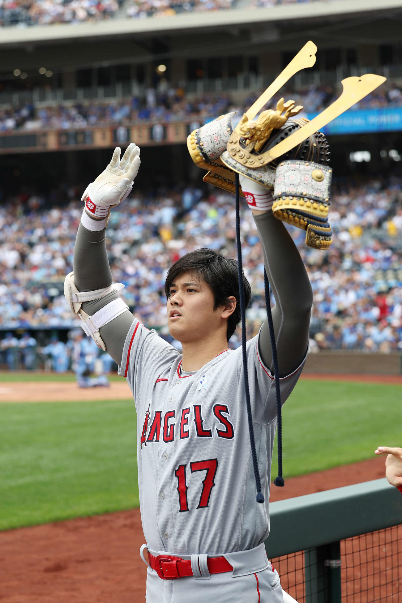 ロイヤルズ対エンゼルス　2点本塁打を放ち、かぶとを掲げる大谷翔平（2023年6月18日撮影）