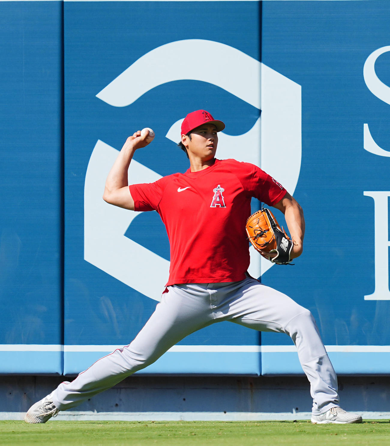ドジャース対エンゼルス　試合前投球練習を行うエンゼルス大谷（撮影・垰建太）
