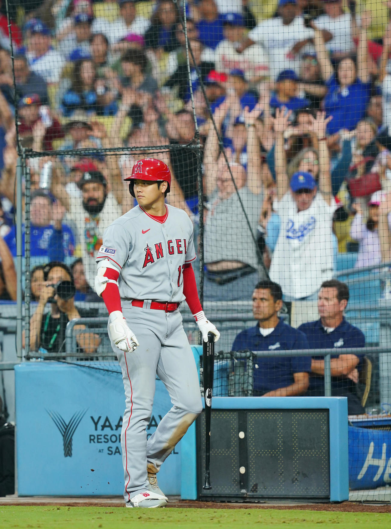 ドジャース対エンゼルス　7回表エンゼルス2死一塁、ウエーブで盛り上がるドジャースファンを横目に表情を引き締めネクスト・バッタースボックスに入る大谷（撮影・垰建太）