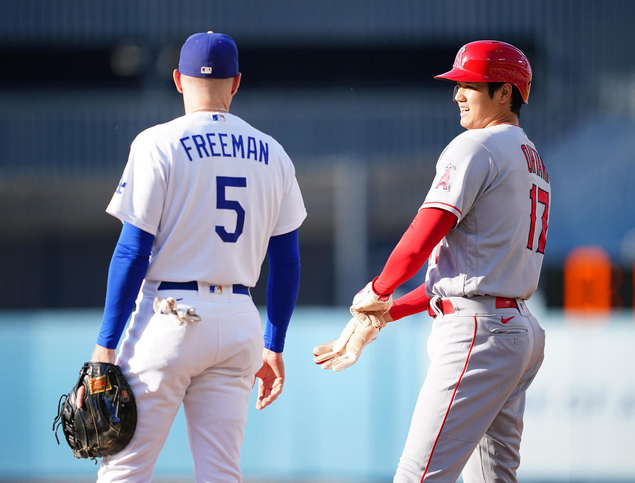 ドジャース対エンゼルス　1回表エンゼルス無死、中前打を放ち塁上でフリーマンと言葉を交わす大谷（撮影・垰建太）