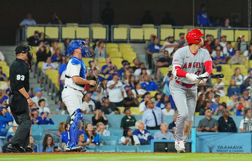 ドジャース対エンゼルス　9回表エンゼルス1死満塁、左犠飛を放つ大谷（撮影・垰建太）