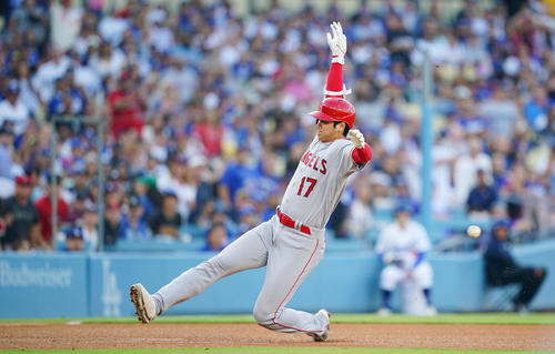 ドジャース対エンゼルス　3回表エンゼルス1死、三塁打を放ち滑り込み大谷（撮影・垰建太）