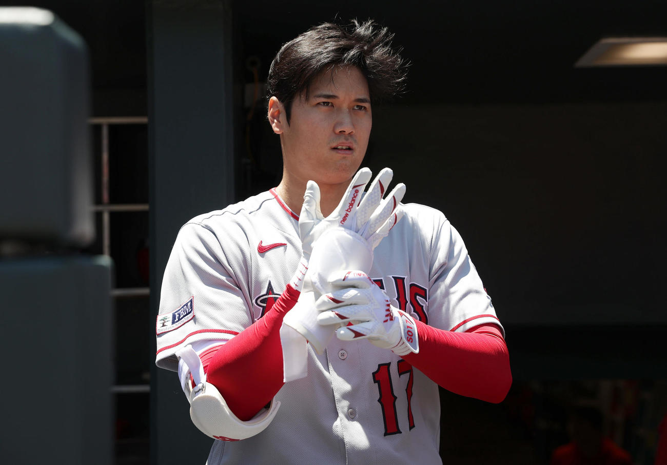 ロッキーズ対エンゼルス　試合前、打撃の準備をするエンゼルス大谷（撮影・前田充）