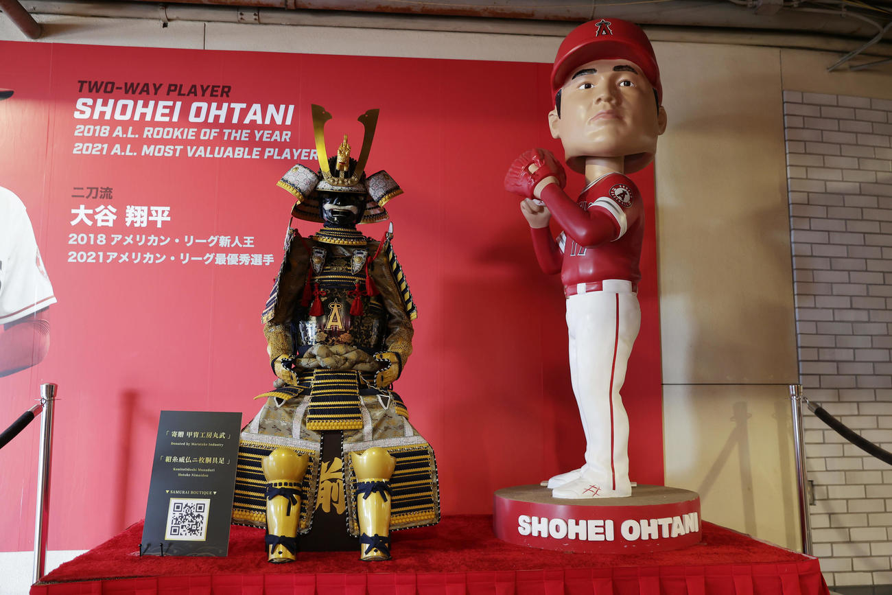 エンゼルス対ホワイトソックス　エンゼルスタジアムのコンコースに設置された甲冑（かっちゅう）。右は大谷のボブルヘッド（撮影・前田充）