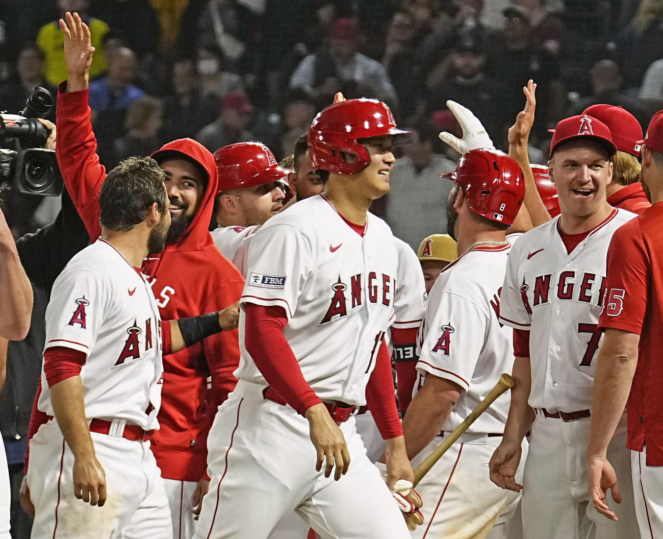 ホワイトソックスにサヨナラ勝ちし、喜ぶ大谷翔平（中央）らエンゼルスの選手たち（共同）