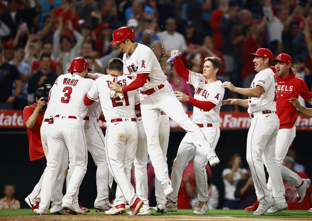 ホワイトソックス戦の9回、暴投でサヨナラ勝ちし、跳び上がって喜ぶ大谷翔平（中央）らエンゼルスの選手たち（共同）
