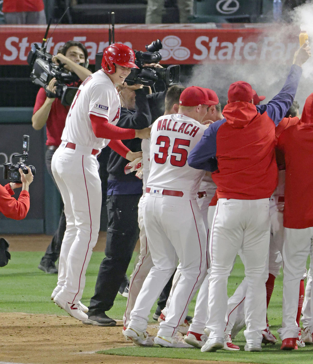 ホワイトソックス戦の9回、暴投でサヨナラ勝ちし、跳び上がって喜ぶ大谷翔平らエンゼルスの選手たち（共同）
