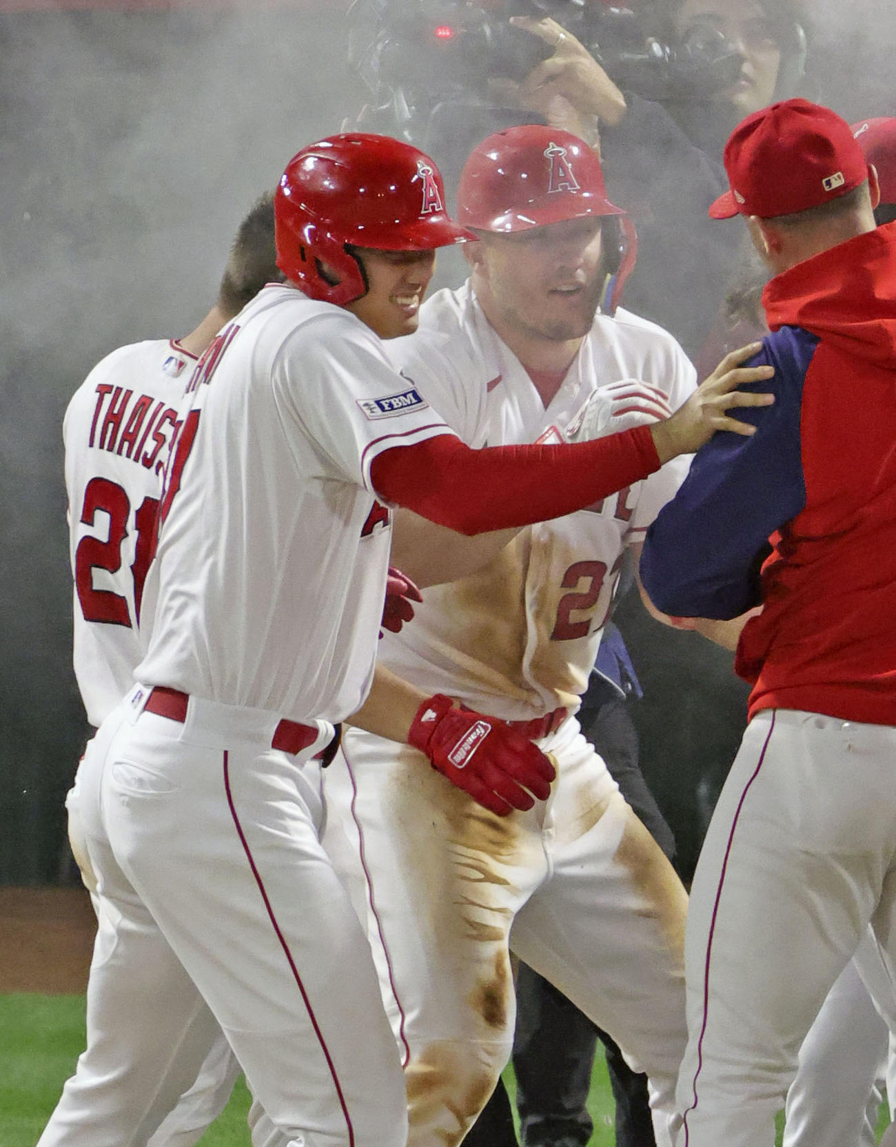 エンゼルスがホワイトソックスにサヨナラ勝ちし、喜ぶ（左手前から右へ）大谷翔平とトラウトら（共同）