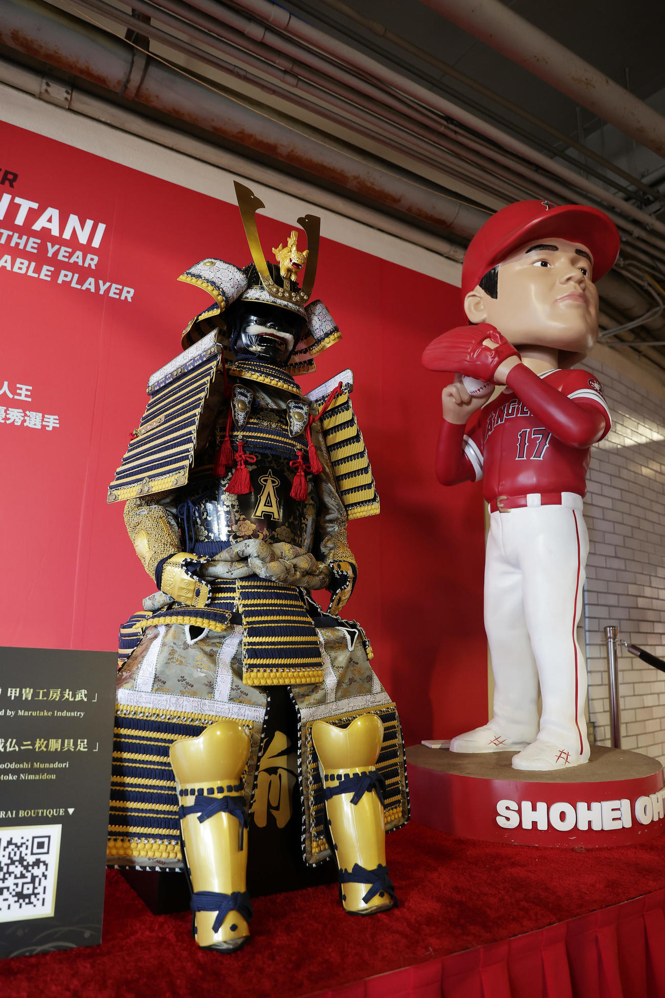 エンゼルス対ホワイトソックス　エンゼルスタジアムのコンコースに設置された甲冑（かっちゅう）。右は大谷のボブルヘッド（撮影・前田充）