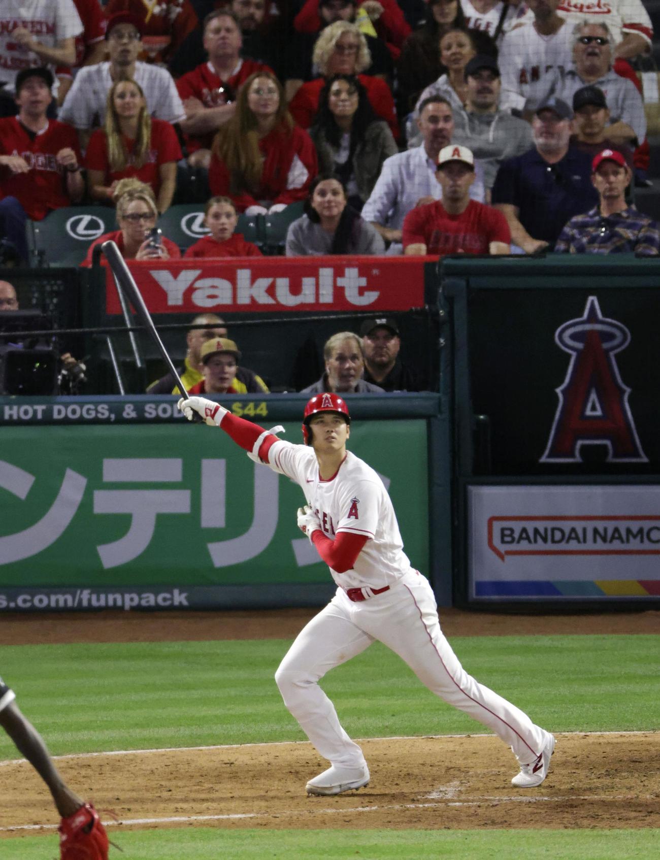 ホワイトソックス戦の7回、28号ソロを放つエンゼルス・大谷。先発登板した試合で初めて2本塁打を放った（共同）
