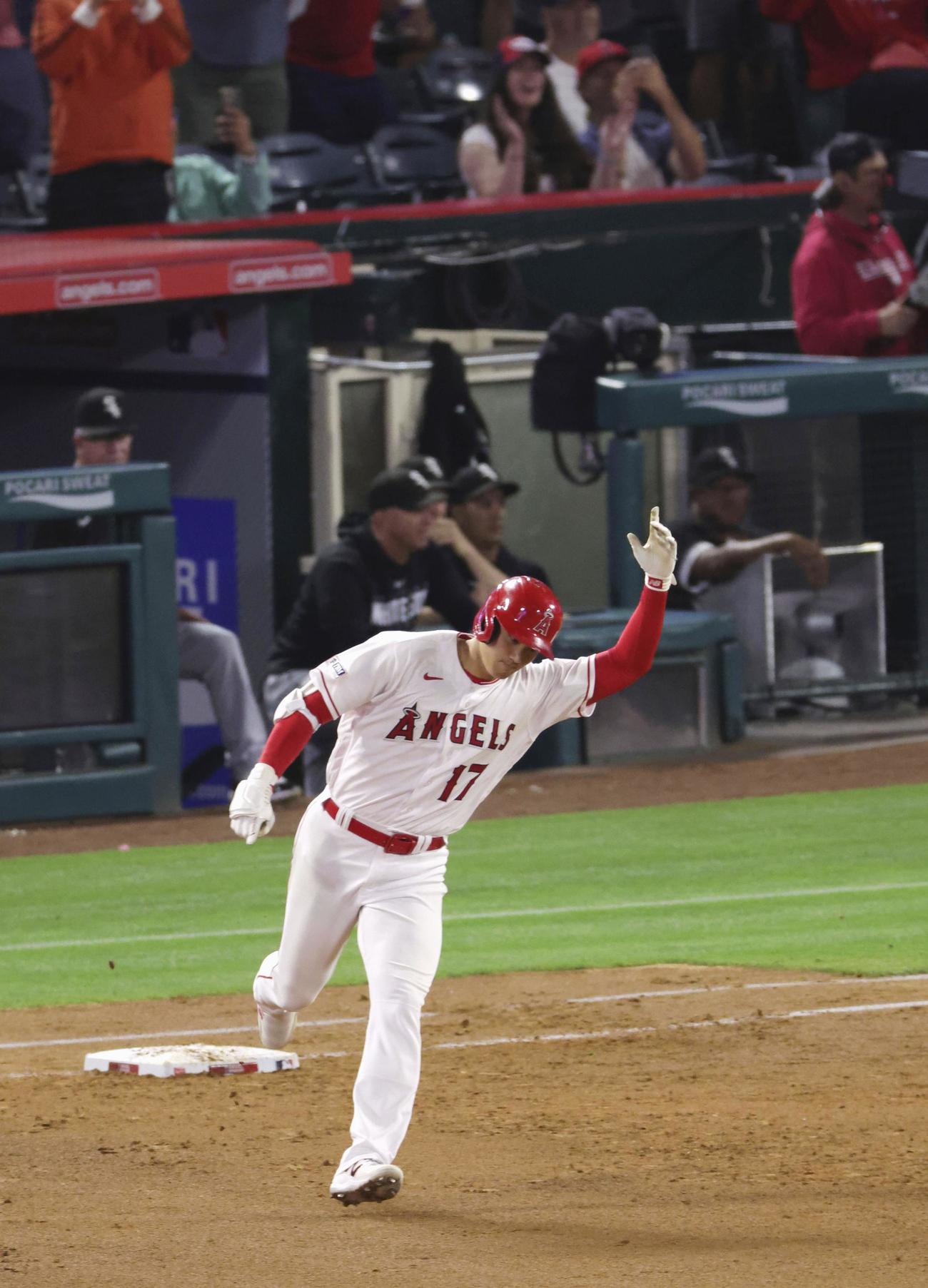 ホワイトソックス戦の7回、この試合2本目の本塁打を放ったエンゼルス・大谷翔平（共同）