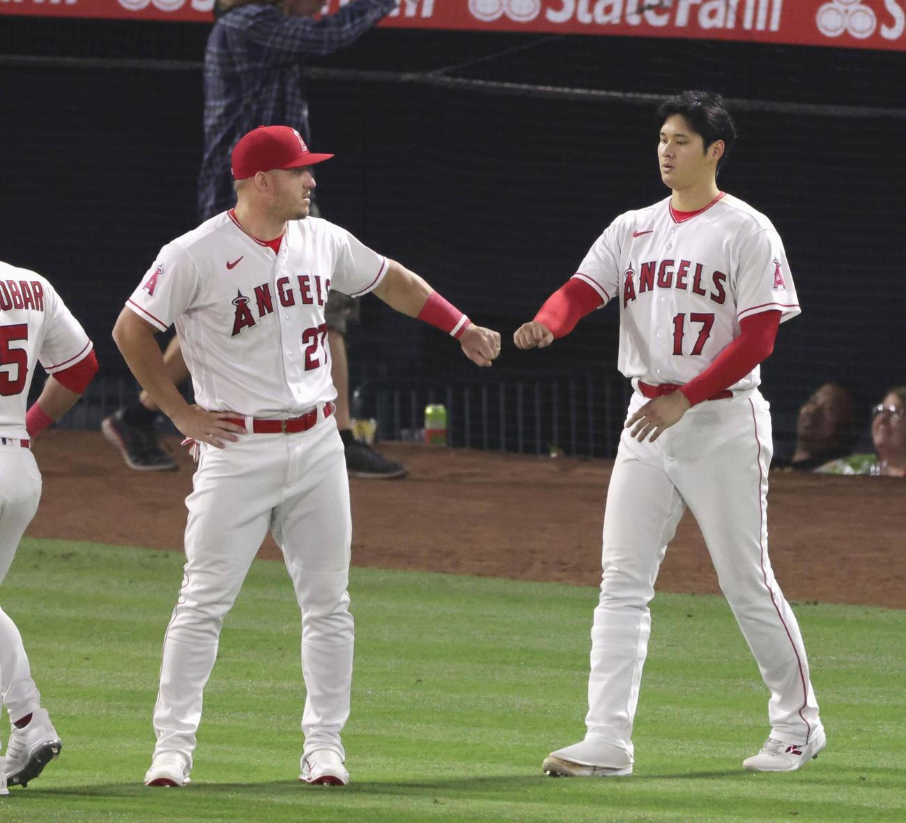 ホワイトソックスに勝利しトラウト（左）とタッチを交わすエンゼルス・大谷翔平（共同）