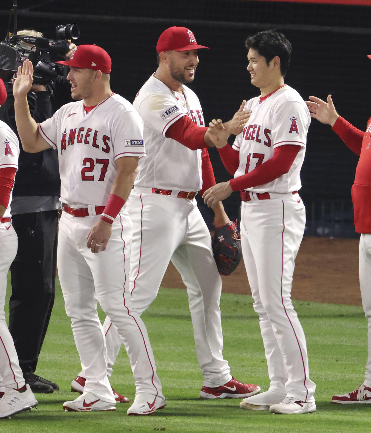 7勝目を挙げ祝福されるエンゼルス・大谷（右）（共同）