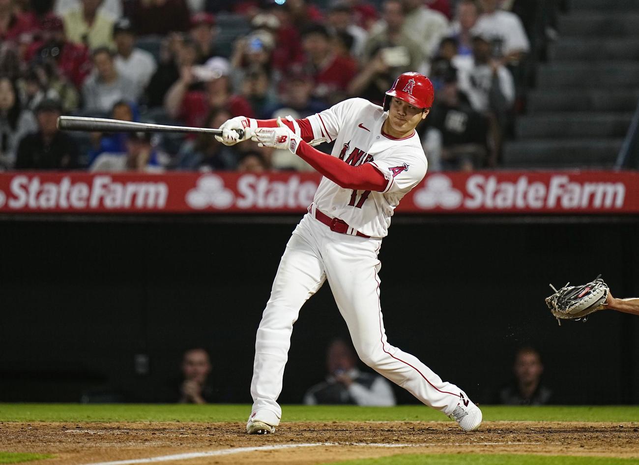 ホワイトソックス戦の7回、28号ソロを放つエンゼルス・大谷。先発登板した試合で初めて2本塁打を放った（共同）