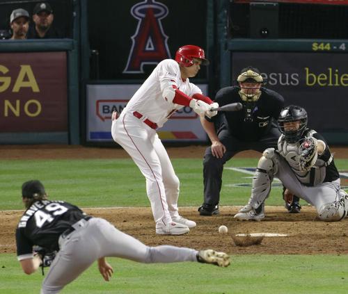 ホワイトソックス戦の9回、二塁内野安打を放つエンゼルス大谷（共同）